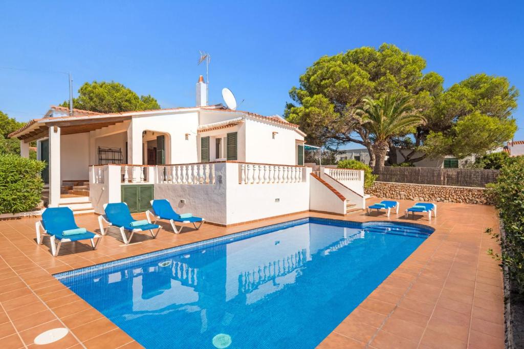 プンタ・プリマにあるVilla SEscaleta by Villa Plusのヴィラ(家の前にスイミングプール付)