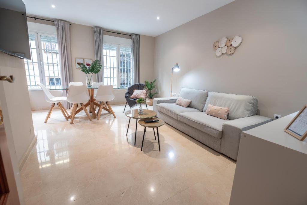 sala de estar con sofá y mesa en Apartamento céntrico Rincón de Ensueño parking gratis, en Jaén