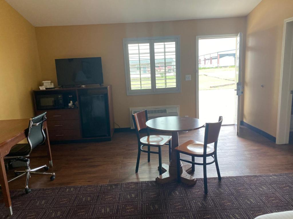 Kuchyň nebo kuchyňský kout v ubytování Southern Inns And Suites now offering RV Spaces for rent