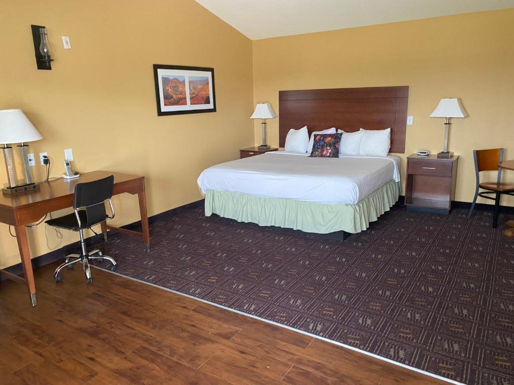 Postel nebo postele na pokoji v ubytování Southern Inns And Suites now offering RV Spaces for rent