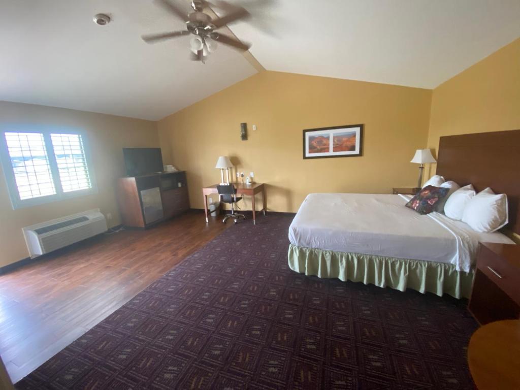 Postel nebo postele na pokoji v ubytování Southern Inns And Suites now offering RV Spaces for rent