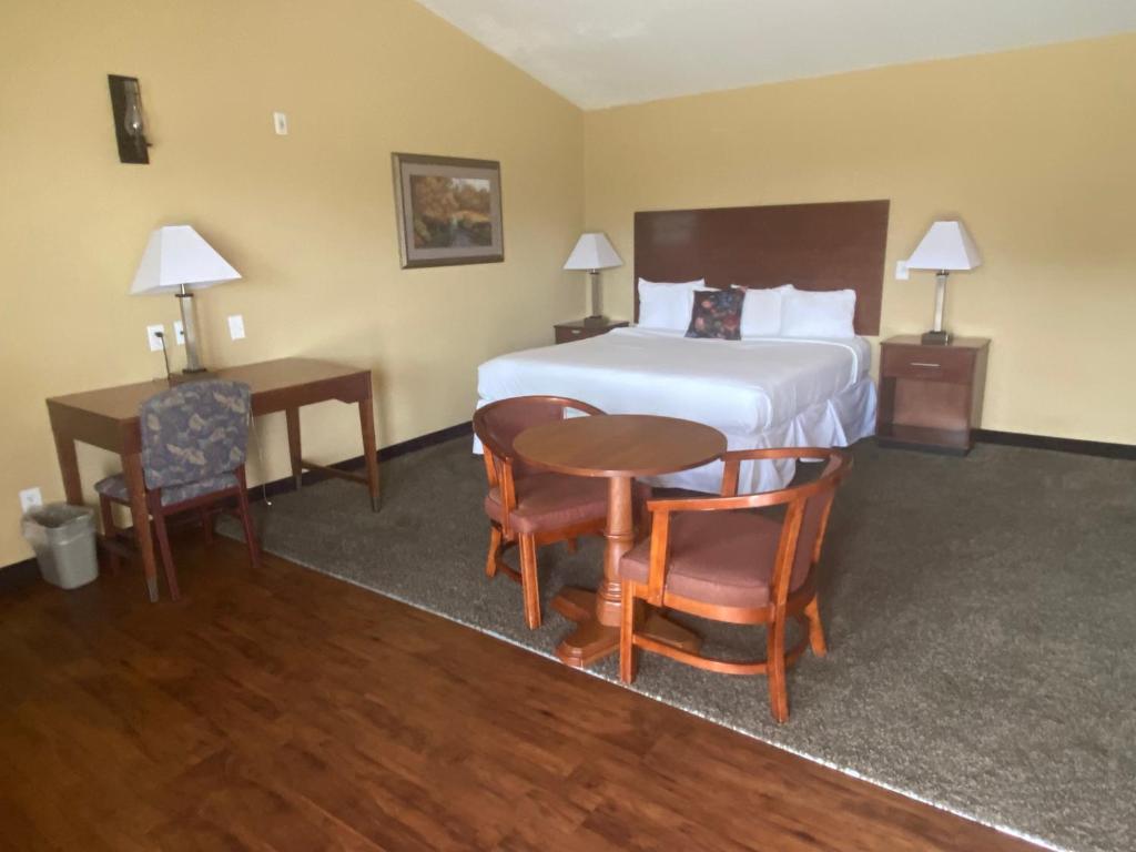 Postel nebo postele na pokoji v ubytování Southern Inns And Suites now offering RV Spaces for rent