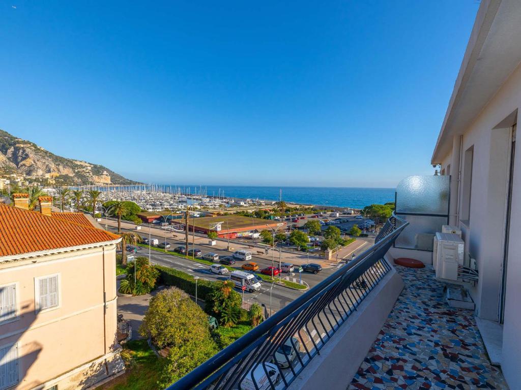 a balcony of a building with a view of the ocean at Appartement Menton, 2 pièces, 4 personnes - FR-1-196-340 in Menton