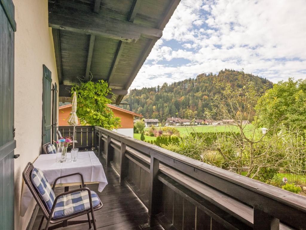 einen Balkon mit einem Tisch und Stühlen sowie Aussicht in der Unterkunft Ferienwohnung Danner in Kiefersfelden