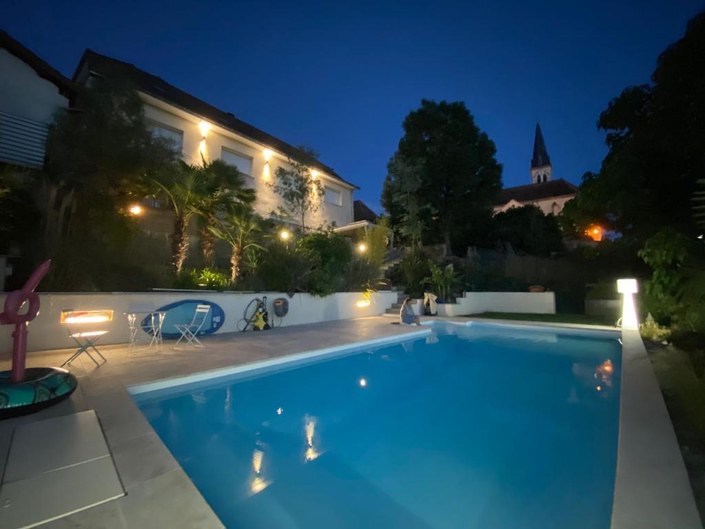 - une piscine en face d'une maison la nuit dans l'établissement Villa Luna, 