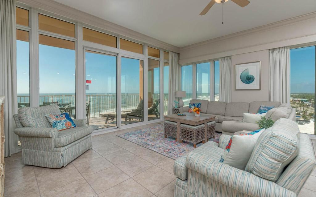 Χώρος καθιστικού στο Phoenix Orange Beach 901 condo