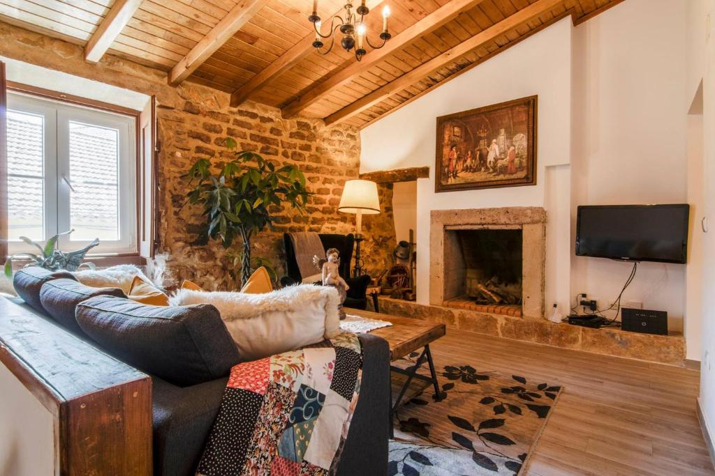 a living room with a couch and a fireplace at Albergue do Infante in Tomar