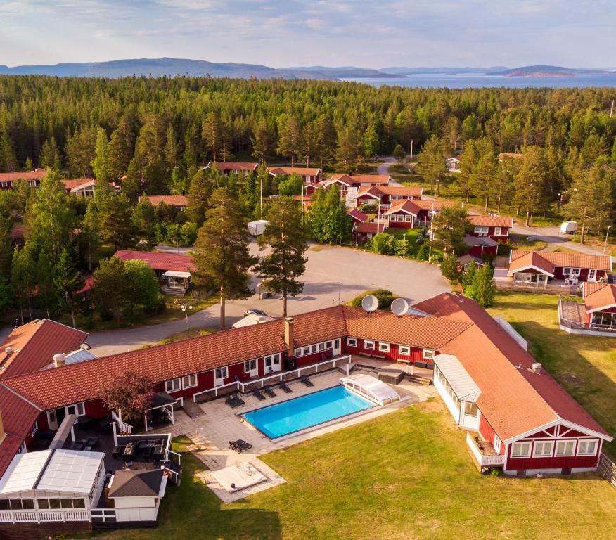 una vista aérea de una casa con piscina en Norrfällsviken Rum & Kök en Mjällom