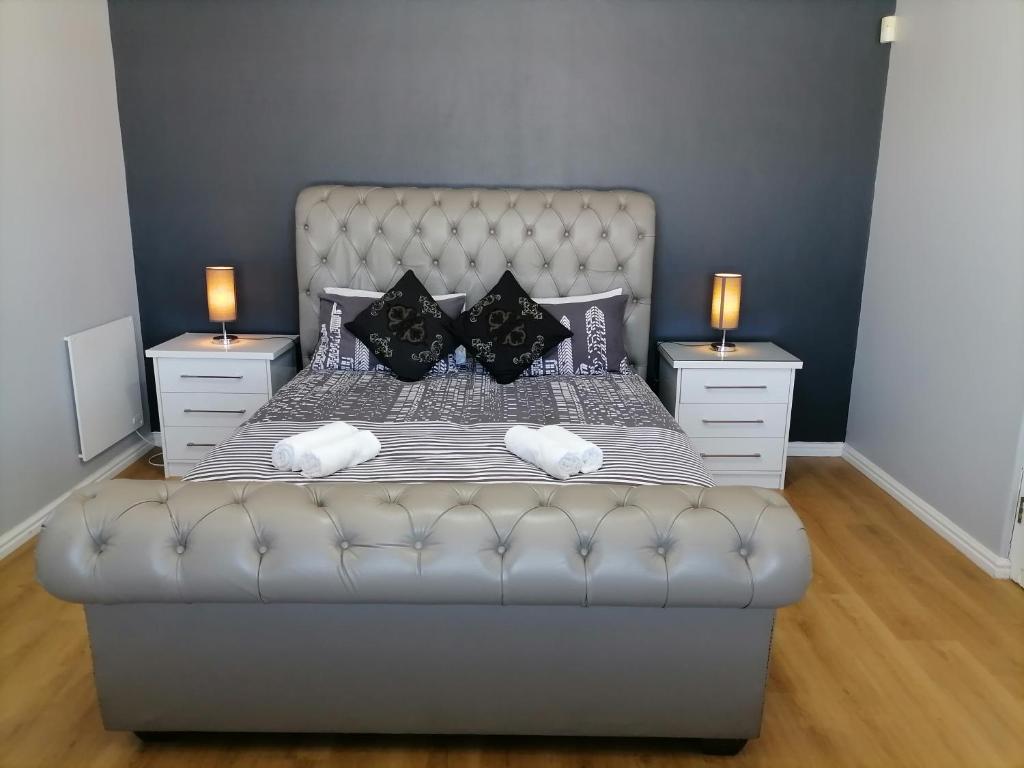 um quarto com uma cama grande e 2 mesas de cabeceira em 20 On Percy na Cidade do Cabo