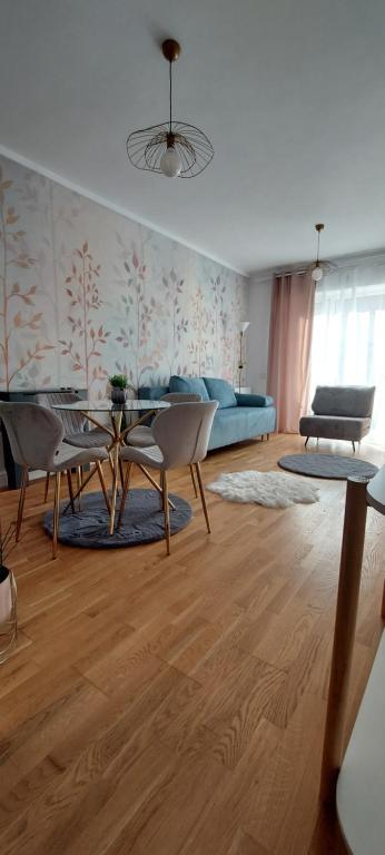 sala de estar con mesa y sofá en Luxury new apartament private parking, en Bucarest