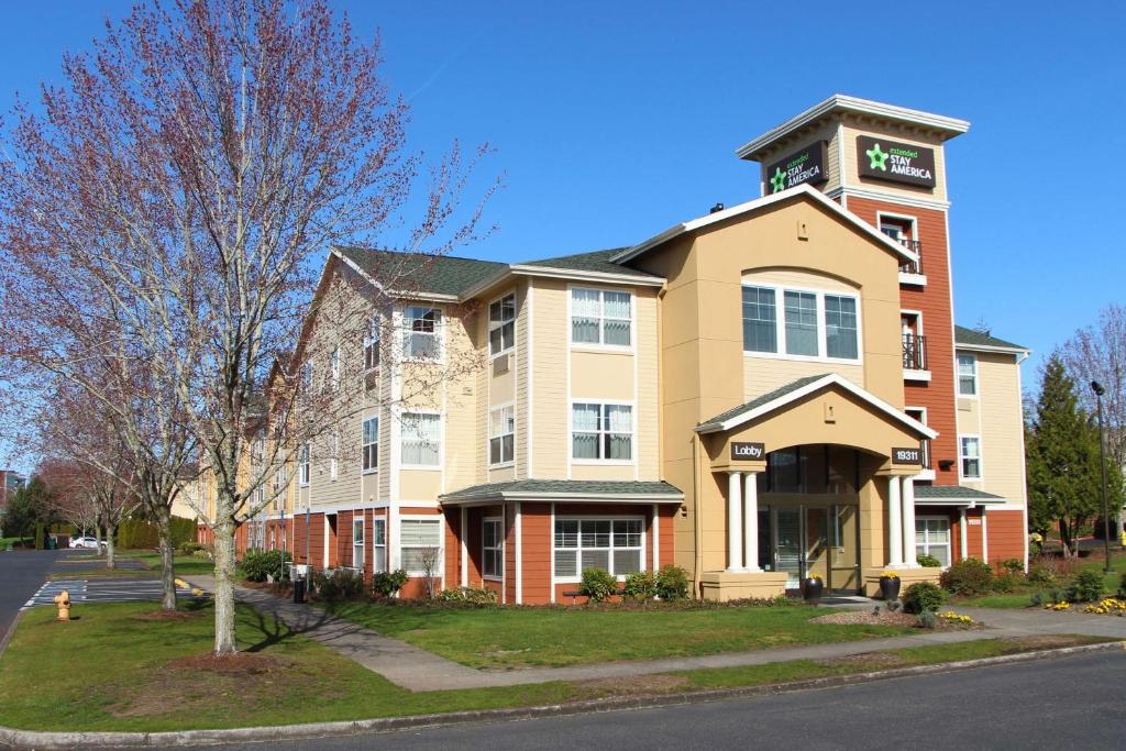 Extended Stay America Suites - Portland - Hillsboro في هيلزبورو: مبنى عليه برج الساعه