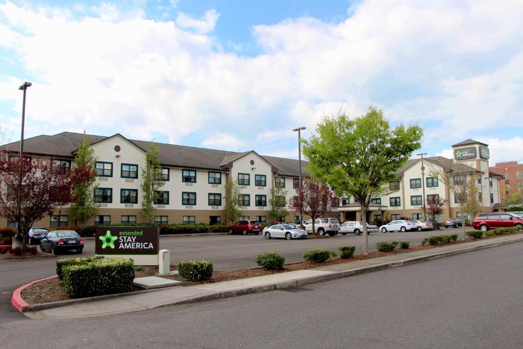 un grande edificio con auto parcheggiate in un parcheggio di Extended Stay America Suites - Portland - Beaverton Hillsboro - Eider Ct a Beaverton