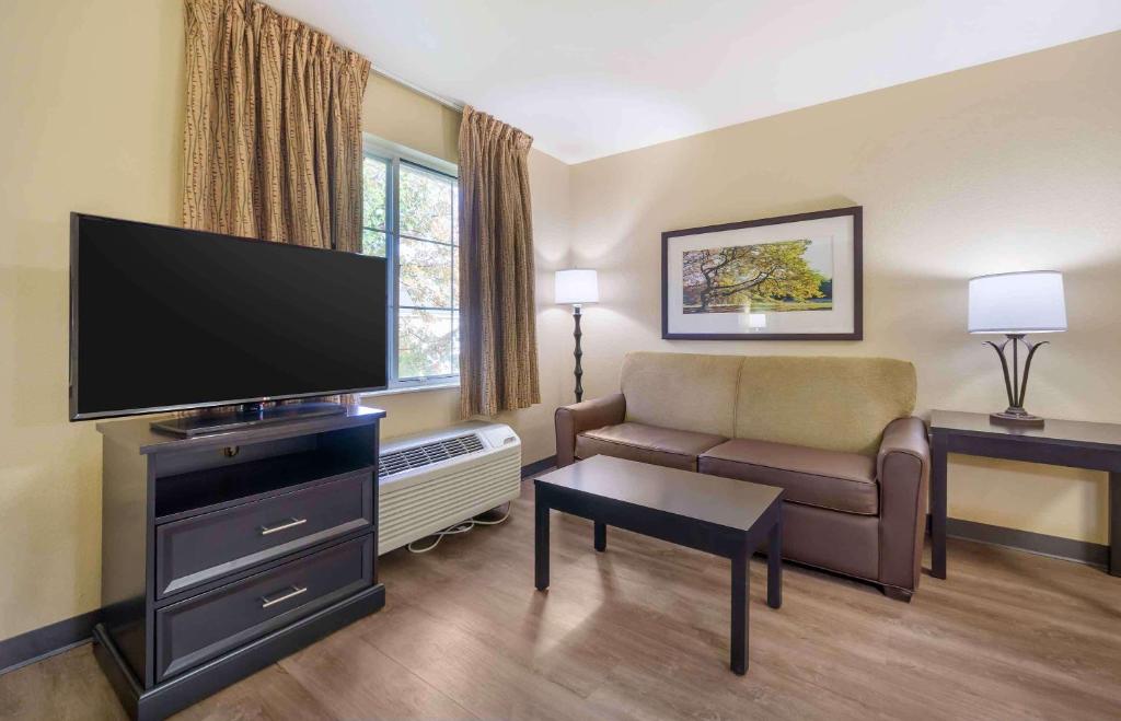 TV a/nebo společenská místnost v ubytování Extended Stay America Suites - Seattle - Bothell - Canyon Park