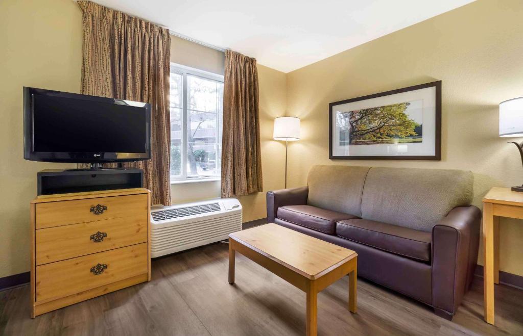 TV a/nebo společenská místnost v ubytování Extended Stay America Suites - Seattle - Bothell - Canyon Park