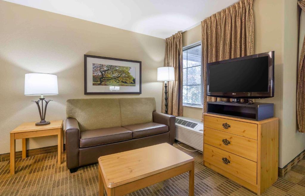 TV a/nebo společenská místnost v ubytování Extended Stay America Suites - Seattle - Bothell - Canyon Park