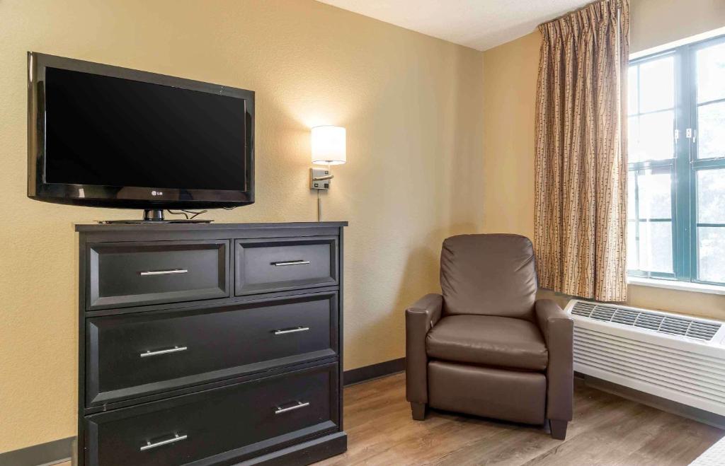 TV a/nebo společenská místnost v ubytování Extended Stay America Suites - Seattle - Everett - North