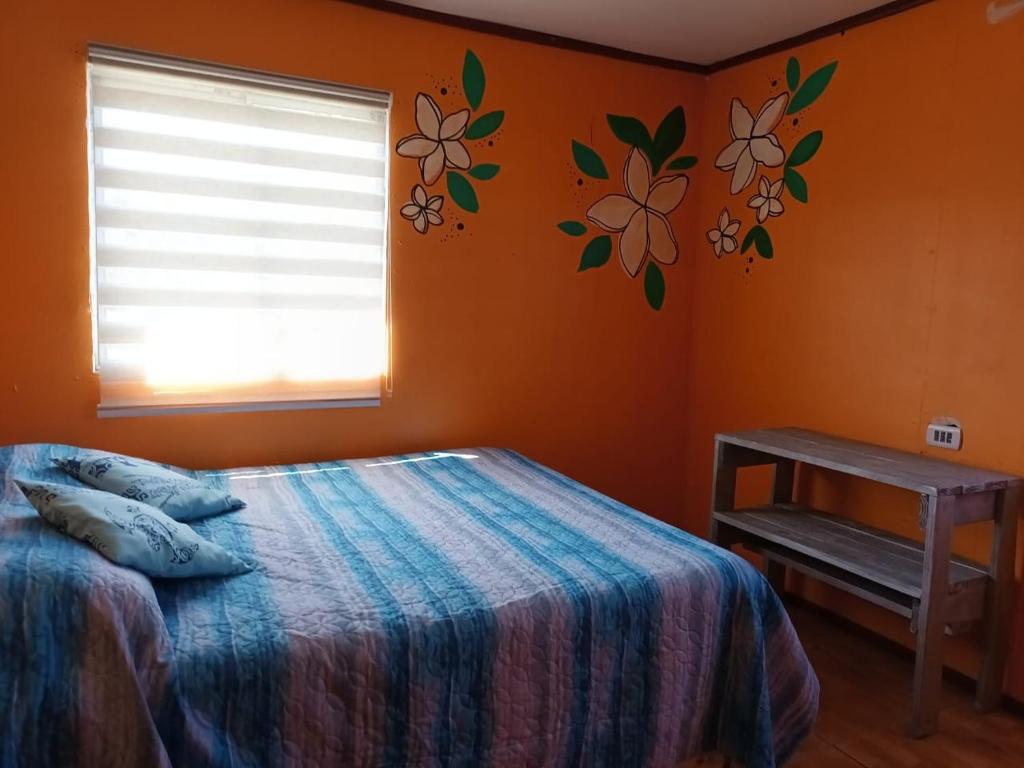 HARE KAI MOA في هانجا روا: غرفة نوم مع سرير ونافذة مع الزهور على الحائط