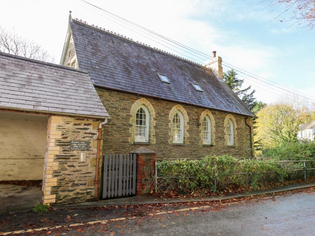 uma velha igreja de tijolos com um telhado preto em Upper Vestry em Llandysul