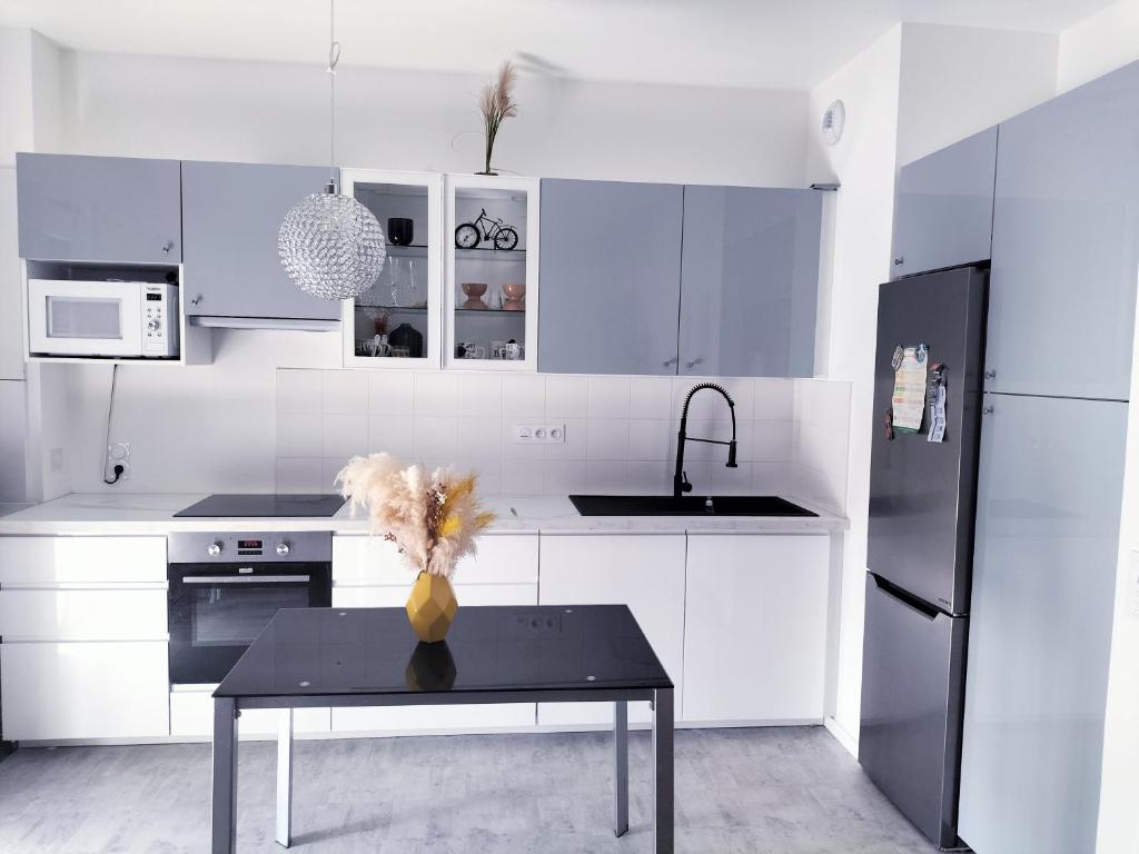 Kjøkken eller kjøkkenkrok på Grande Chambre Neuve Parking prive Cergy RER