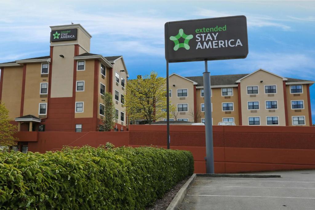 un cartel en un estacionamiento frente a un edificio en Extended Stay America Suites - Tacoma - South, en Tacoma