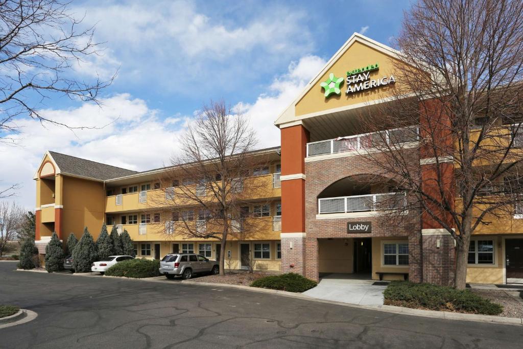 レイクウッドにあるExtended Stay America Select Suites - Denver - Lakewood Southの看板が上のオフィスビル