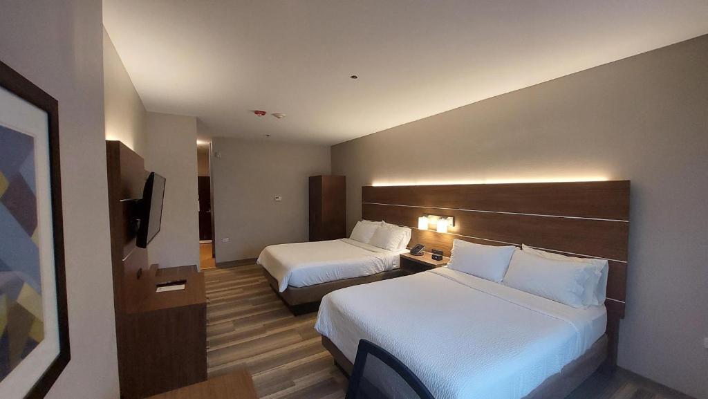 Postel nebo postele na pokoji v ubytování Holiday Inn Express Trincity by IHG
