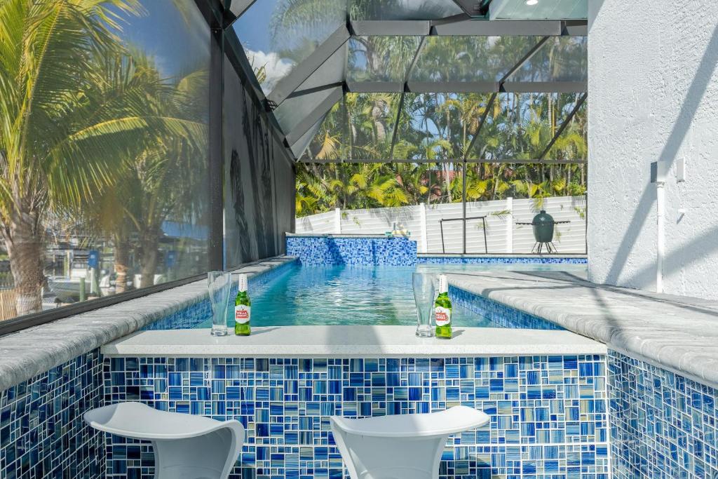 Kayaks, Boat Dock, Heated Pool & Spa, Outside Kitchen, Tiki Hut - Villa Pedro - Roelens Vacations - Maison De Quatre Chambres