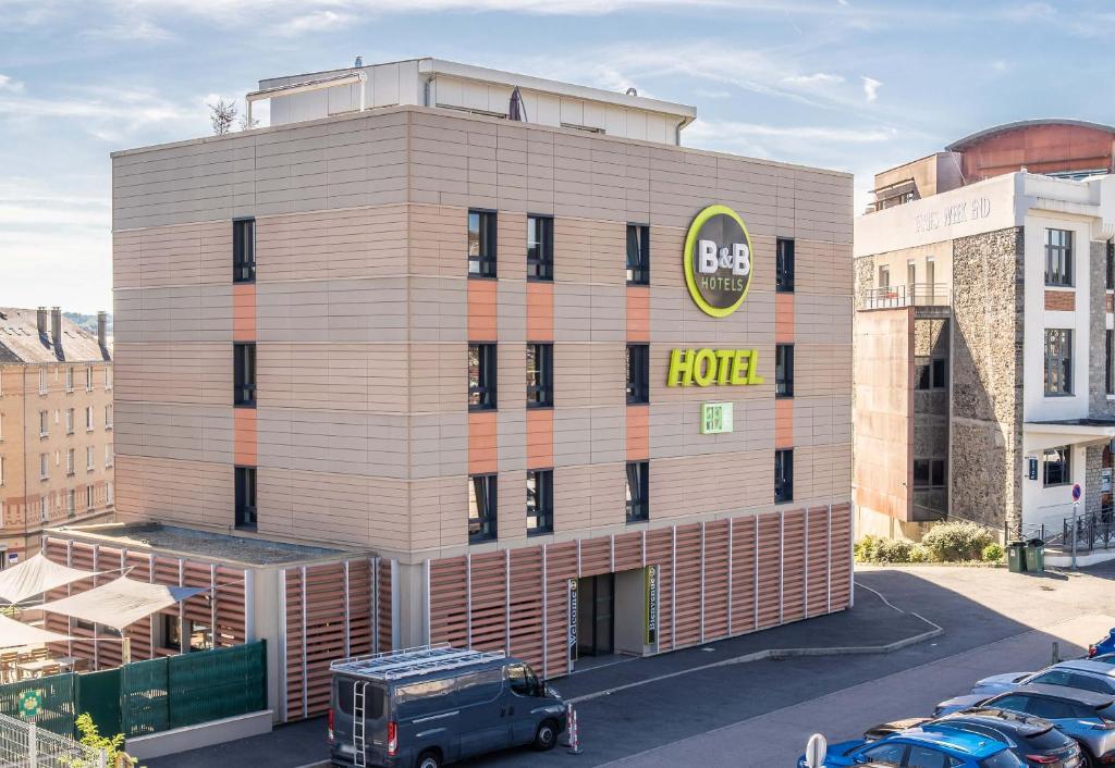 un bâtiment avec un panneau d'hôtel sur son côté dans l'établissement B&B HOTEL Limoges Centre Gare, à Limoges