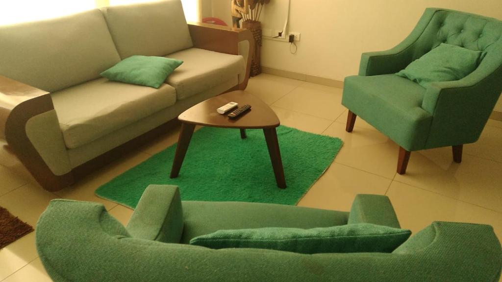 uma sala de estar com um sofá e duas cadeiras e uma mesa em Casa Elegante, Cómoda y Relax em Santa Cruz de la Sierra