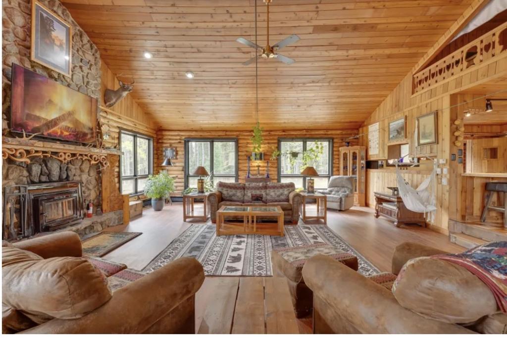 A seating area at Sunshine Pines - Mountain Retreat Oasis home