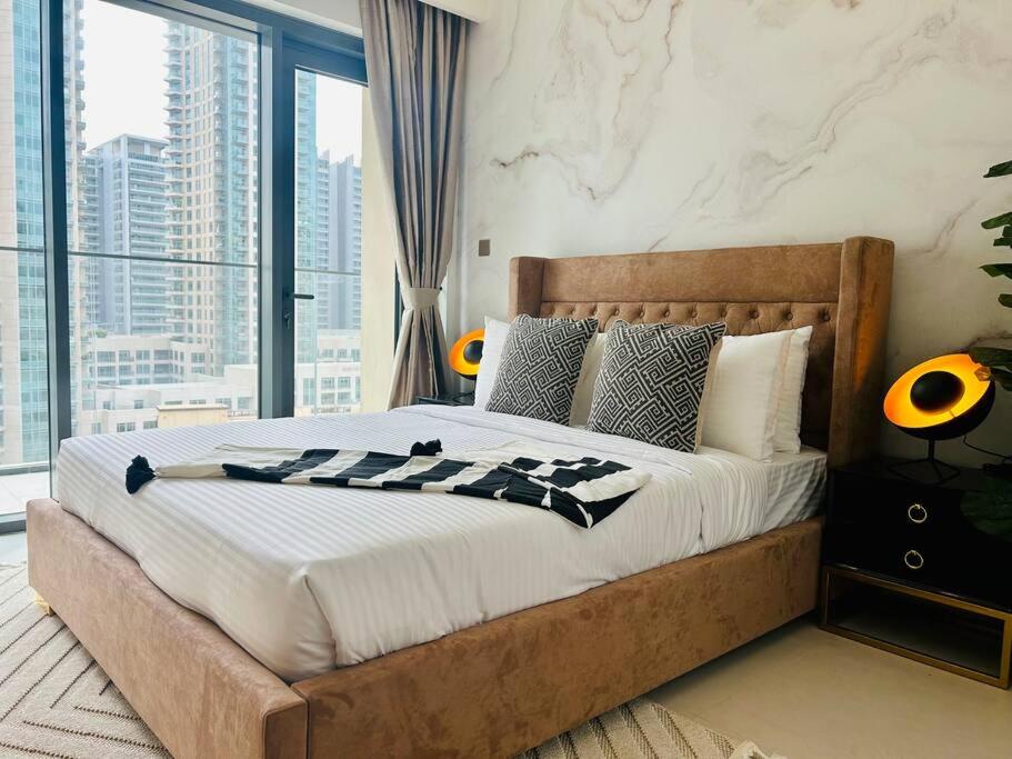 Postel nebo postele na pokoji v ubytování Lux Furnished, Walk to Dxb Mall at Burj Royale