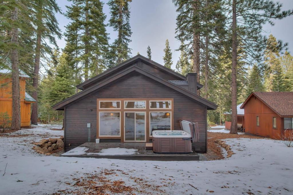 Contemporary Tahoe Donner 3BR Hot Tub Pet Friendly Amenity Access