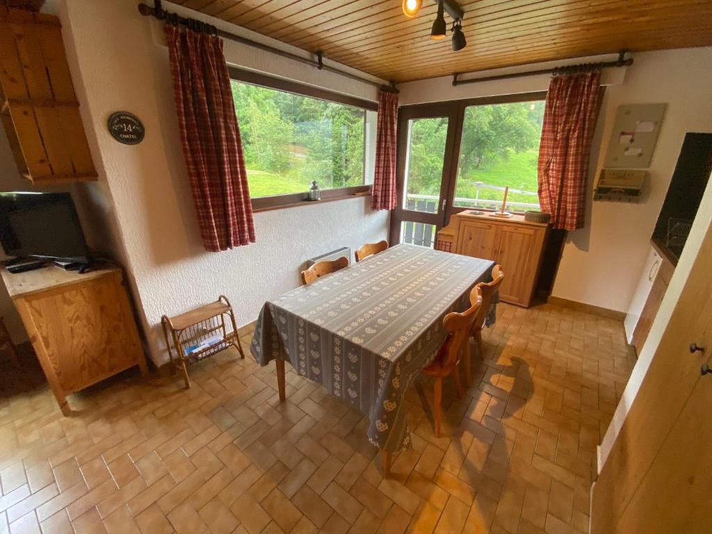 Televízia a/alebo spoločenská miestnosť v ubytovaní Appartement cosy et lumineux proche des télécabines, avec balcon et parking, animaux acceptés ! - FR-1-692-33