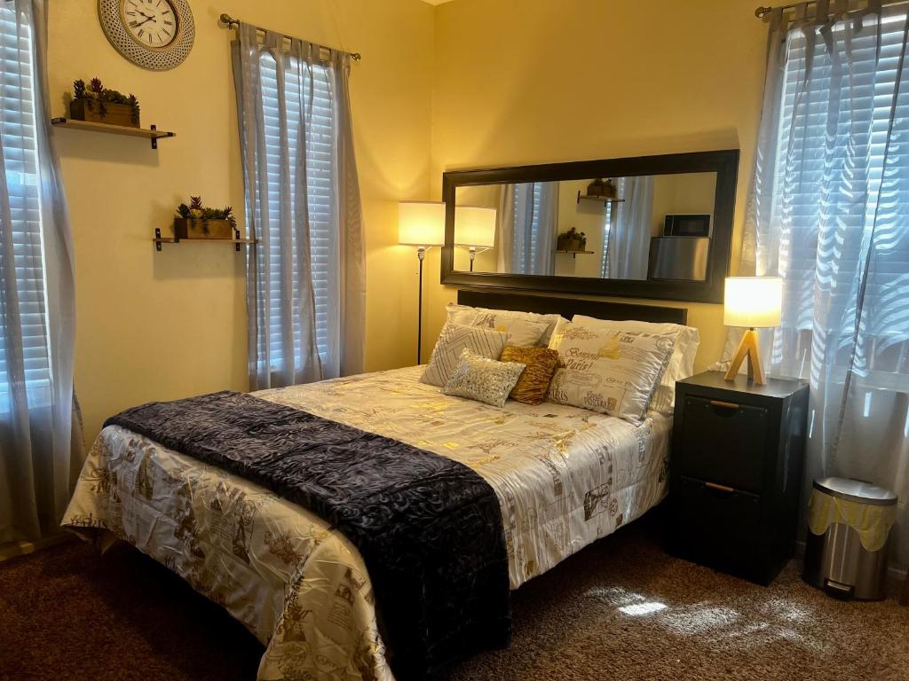 蘭開斯特的住宿－Woodgate Residential，卧室配有一张带大镜子的床铺,墙上挂有镜子