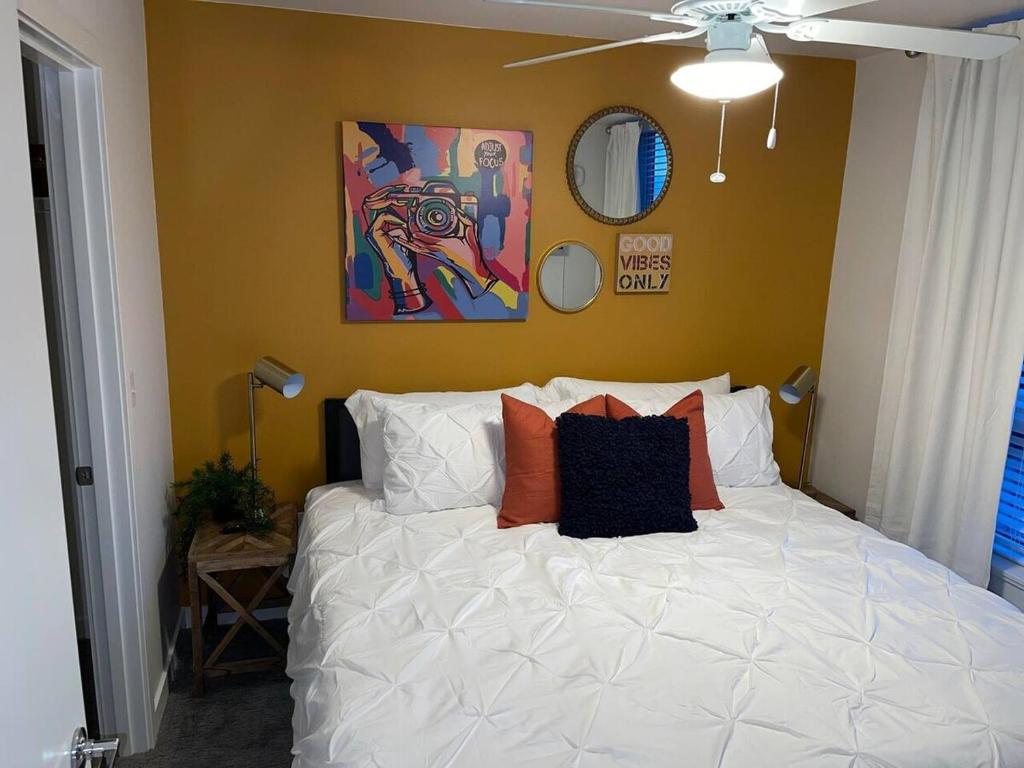 a bedroom with a white bed with pillows on it at Full Kitchen-youtubetv-smart Locksking Bedtop Fl in Tacoma