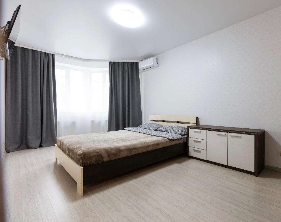 1 dormitorio con 1 cama, vestidor y ventana en 0272 Нова затишна квартира ЖК Щасливий, en Kiev