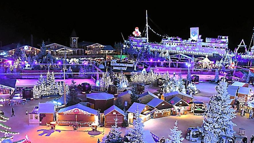 een kerstmarkt met een cruiseschip op de achtergrond bij Villa Cara, 6 personnes, proche plage et commerces, secteur calme, Classé 3 étoiles in Le Barcarès