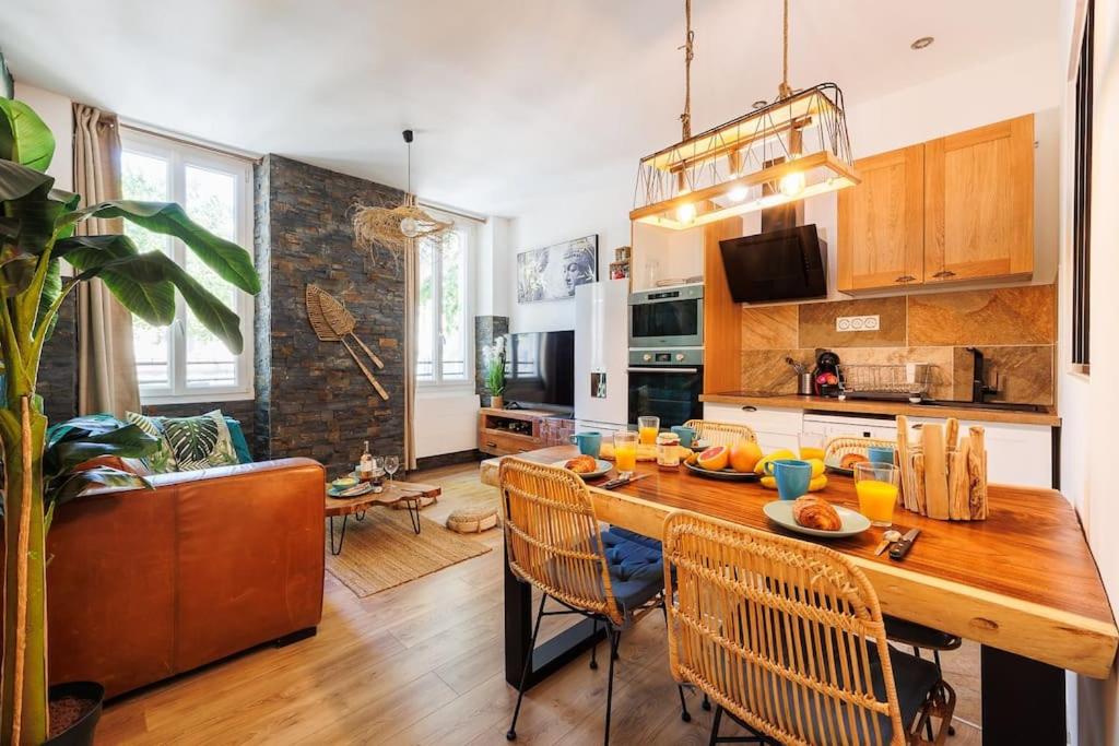 a kitchen and living room with a table and chairs at Bali Dream II Hyper Centre Fontaine Moussue in Salon-de-Provence