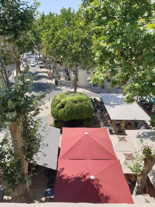 an overhead view of a red umbrella on a street at Bali Dream II Hyper Centre Fontaine Moussue in Salon-de-Provence