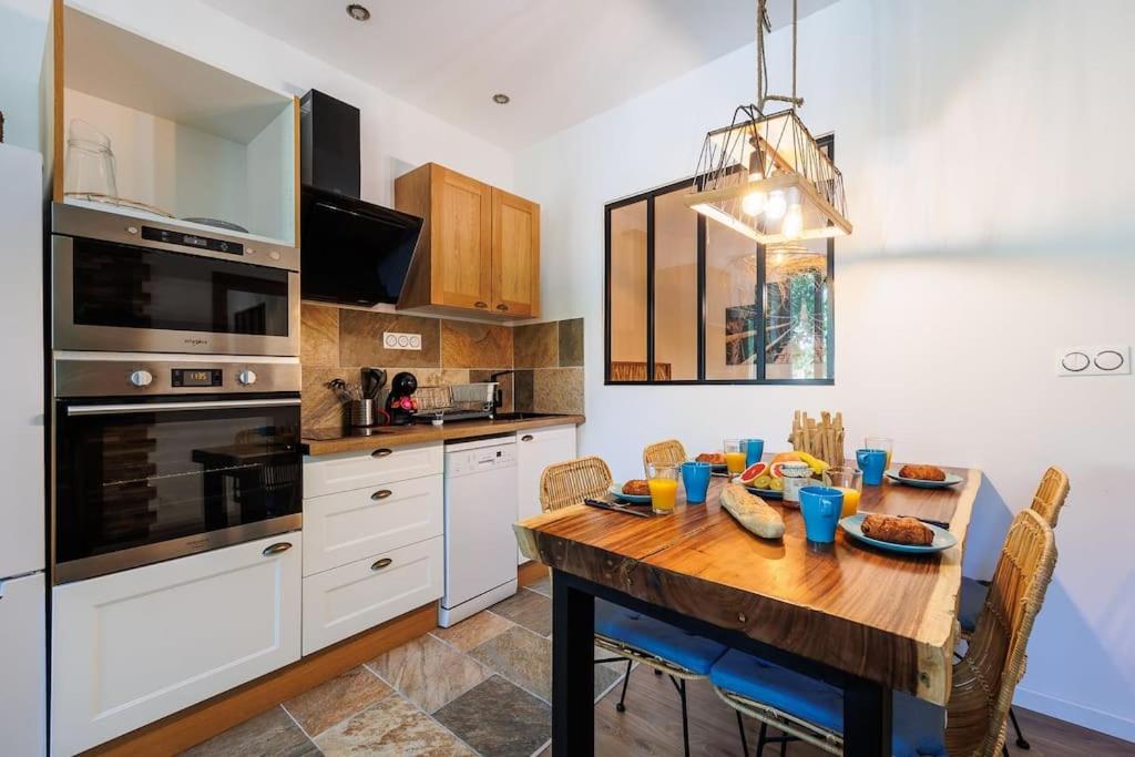 a kitchen with a wooden table with food on it at Bali Dream II Hyper Centre Fontaine Moussue in Salon-de-Provence