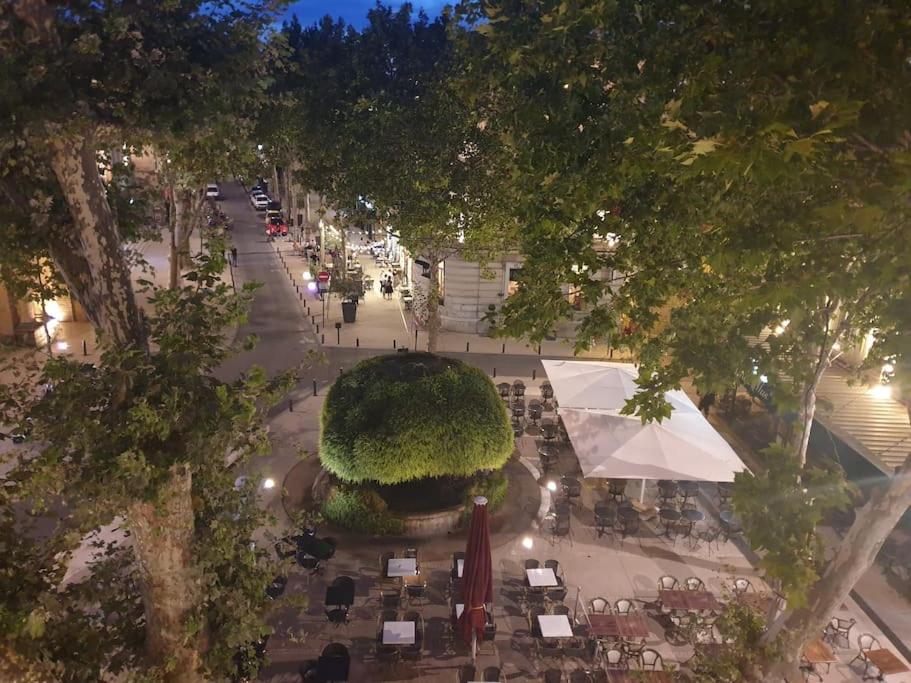 an overhead view of a park with tables and trees at Bali Dream II Hyper Centre Fontaine Moussue in Salon-de-Provence