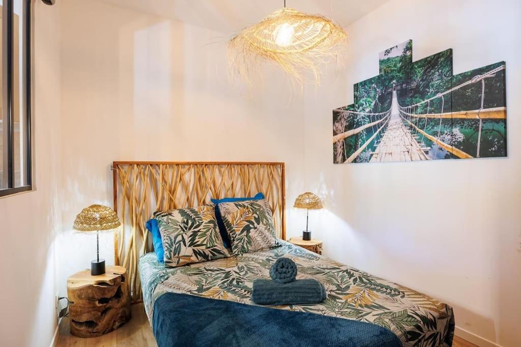 a bedroom with a bed and a painting on the wall at Bali Dream II Hyper Centre Fontaine Moussue in Salon-de-Provence