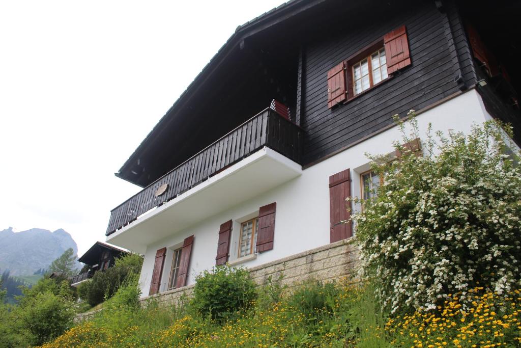 a white and black house with a black roof at Le Loup, grand chalet coup de cœur in Moleson