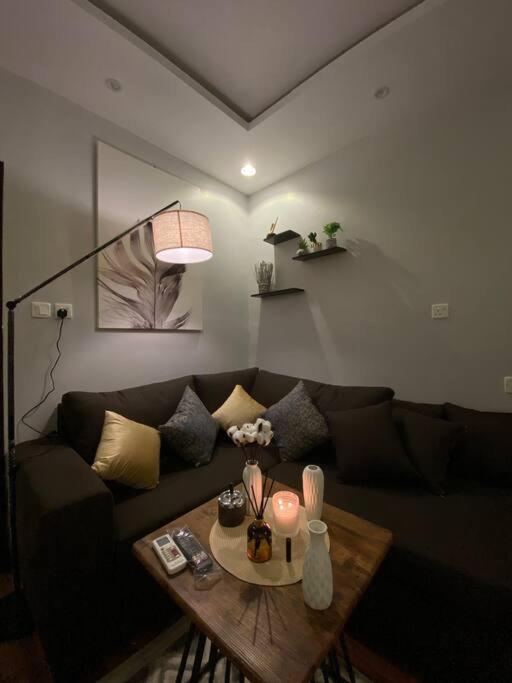 sala de estar con sofá y mesa en استديو بتصميم أنيق ودخول ذاتي, en Riad