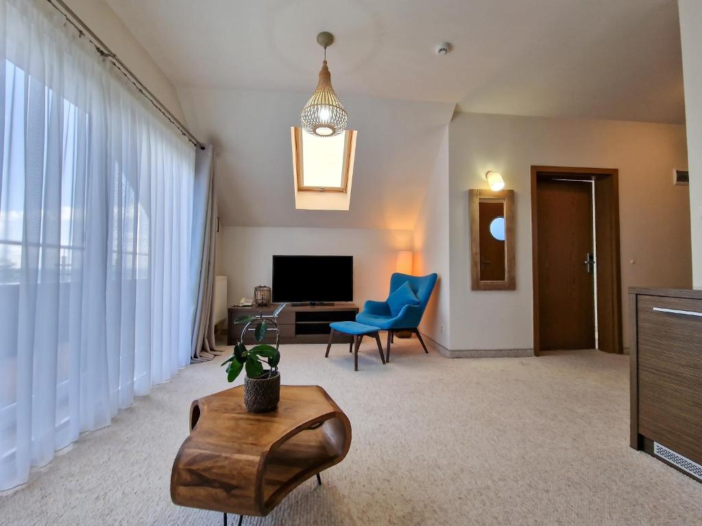 TV a/nebo společenská místnost v ubytování Hotel 77 Restauracja Spa
