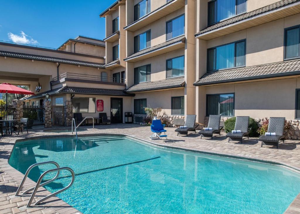 Bazén v ubytování Yosemite Southgate Hotel & Suites nebo v jeho okolí