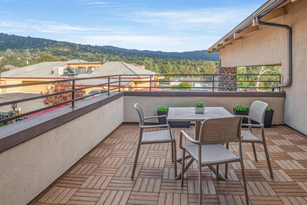 Yosemite Southgate Hotel & Suites - King Suite With Balcony
