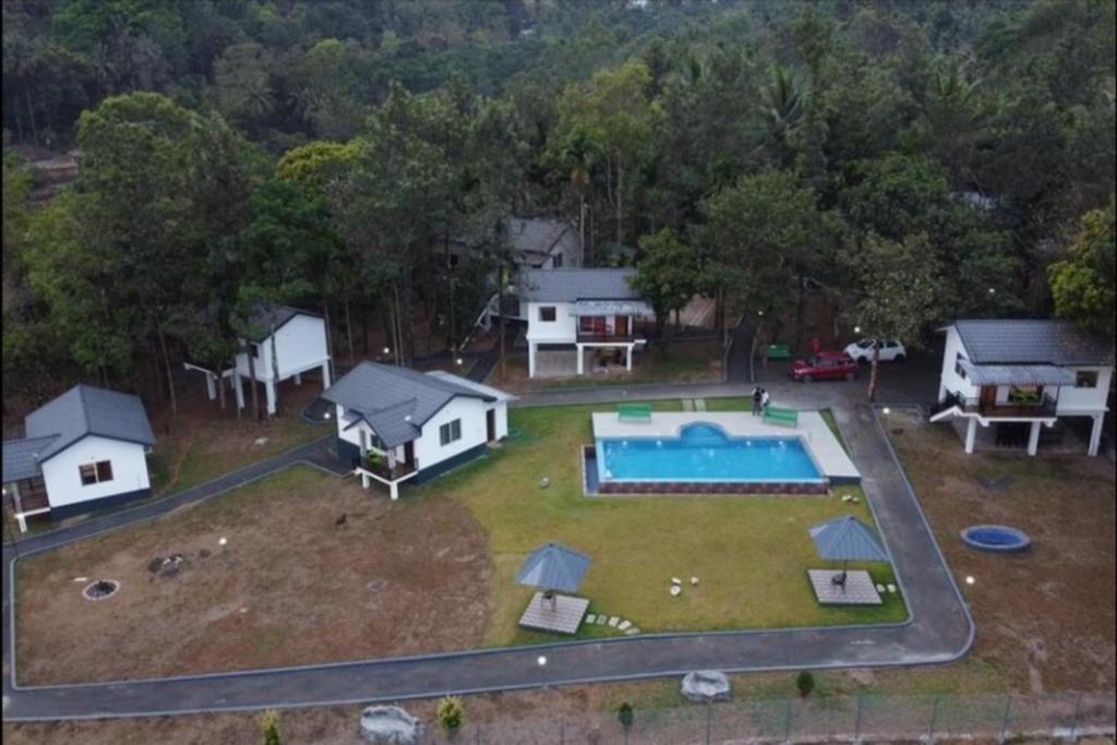 Vaade basseinile majutusasutuses Misty Dam Wayanad Premium Resort With Banasura Dam View või selle lähedal