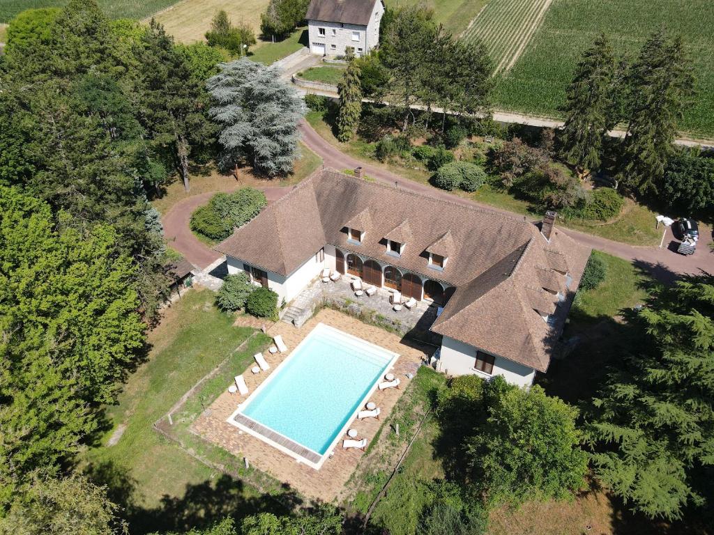 eine Draufsicht auf ein Haus mit Swimmingpool in der Unterkunft Belle demeure de 500m2 avec 6 chambres in Auffreville-Brasseuil