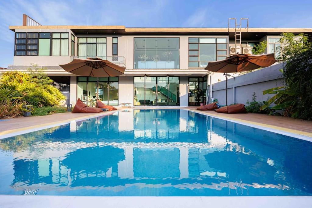 สระว่ายน้ำที่อยู่ใกล้ ๆ หรือใน 曼谷市区700平现代高奢泳池别墅